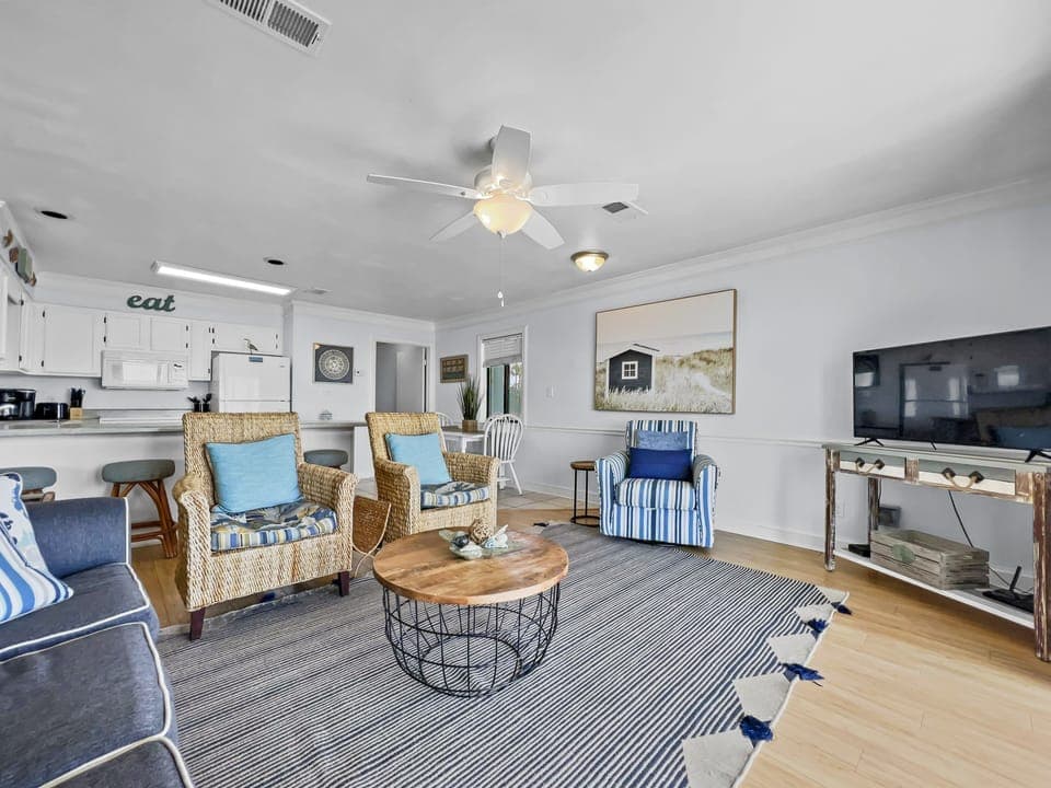 Emerald Shores 1001 | Living Area