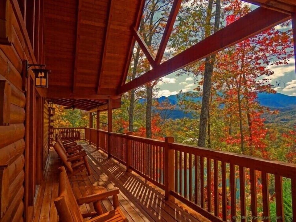Deck - Enjoy stunning fall foliage and mountain views