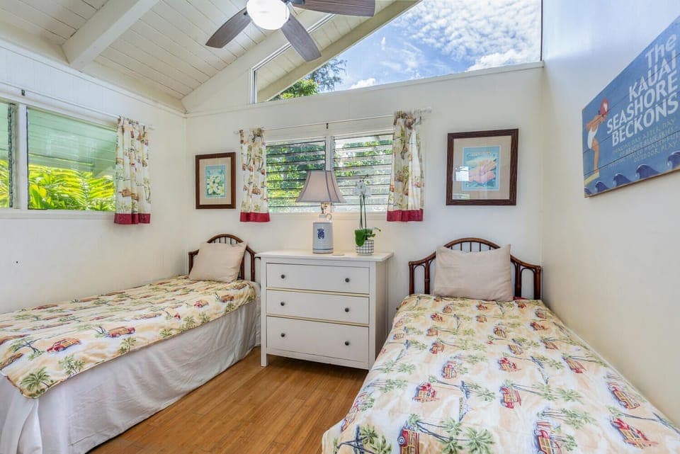 Bedroom 4 with two twin beds