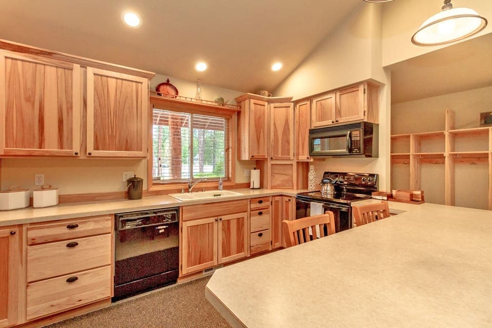 Owen's Outpost - Fully stocked kitchen