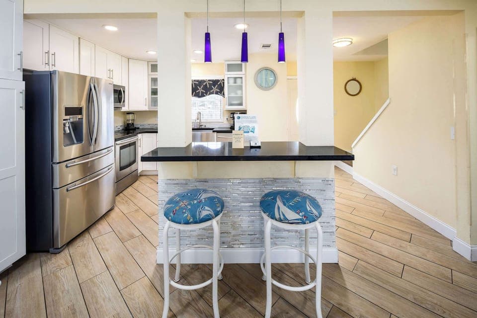 Kitchen with breakfast bar