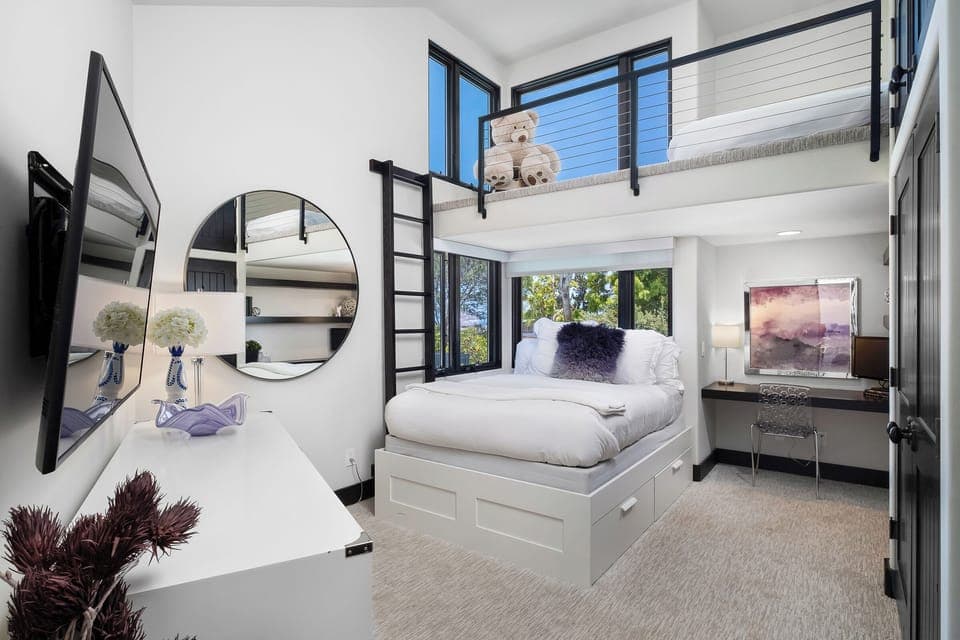 Guest bedroom: two levels, two queen beds, smart TV, workspace area