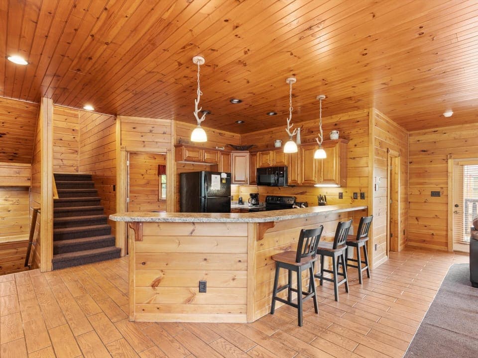 Fully Equipped Kitchen with Breakfast Bar