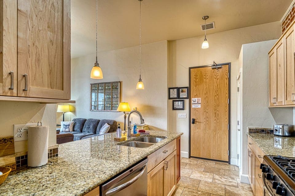 ~Modern Full Size Kitchen 
~A/C
