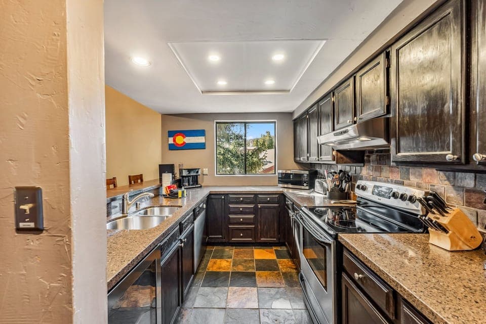 Kitchen: Stainless steel appliances, range of cookware, ample cabinet and counter space, drip coffee maker, kitchen bar with 4 bar stools
