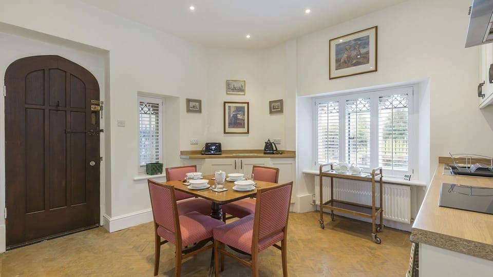 Kitchen with dining table, Castle Gatehouse at Sudeley Castle, Bolthole Retreats