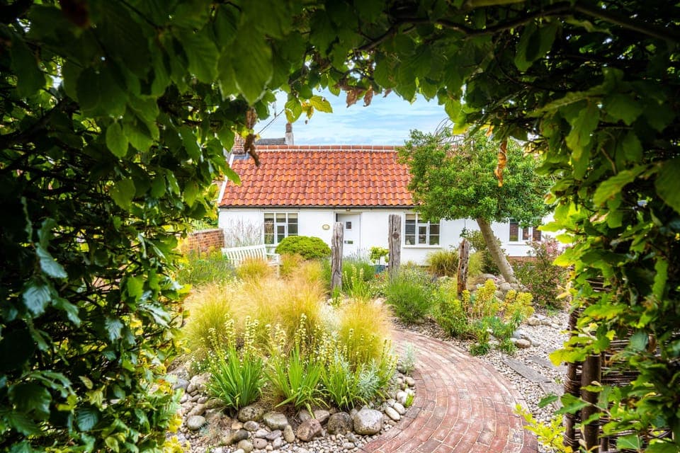 Myrtle Cottage, Friston: A unique cottage with a charming garden
