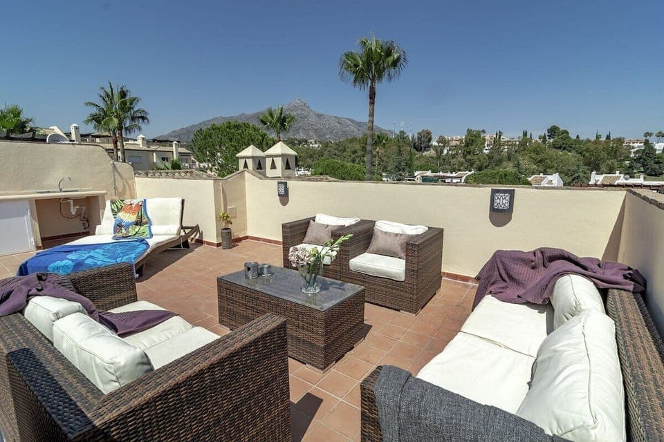 This 3 bedroom penthouse apartment in Nueva Andalucia has capacity for 6 people. 
The 130m2 apartment is tastefully-furnished. This accommodation has a spacious rooftop terrace with a barbecue and lounge area with spectacular mountain views.
