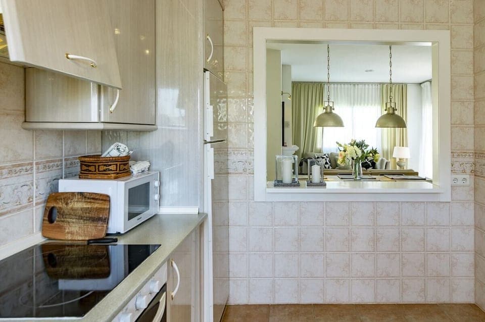 This 3 bedroom penthouse apartment in Nueva Andalucia has capacity for 6 people. 
The 130m2 apartment is tastefully-furnished. This accommodation has a spacious rooftop terrace with a barbecue and lounge area with spectacular mountain views.
