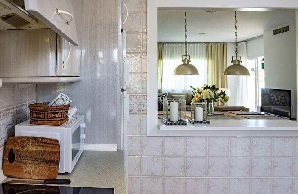 This 3 bedroom penthouse apartment in Nueva Andalucia has capacity for 6 people. 
The 130m2 apartment is tastefully-furnished. This accommodation has a spacious rooftop terrace with a barbecue and lounge area with spectacular mountain views.