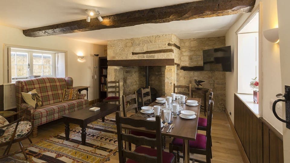 Snug/Breakfast room, Almsbury Farmhouse at Sudeley Castle, Bolthole Retreats