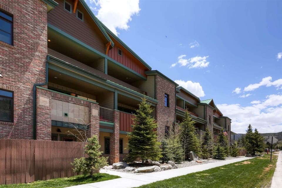 Boulevard Bend Exterior