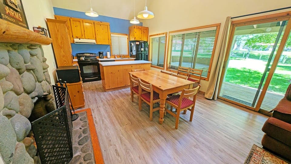 Dining seats 6