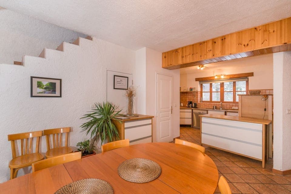 Mala Vas Chalet - dining area and kitchen