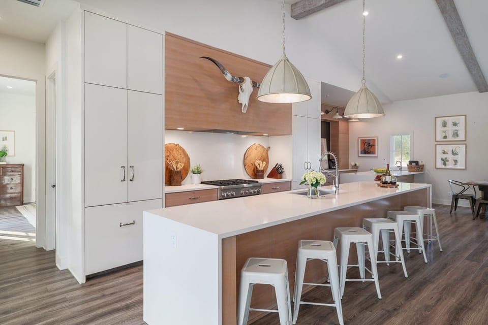 Kitchen & Counter Seating Area