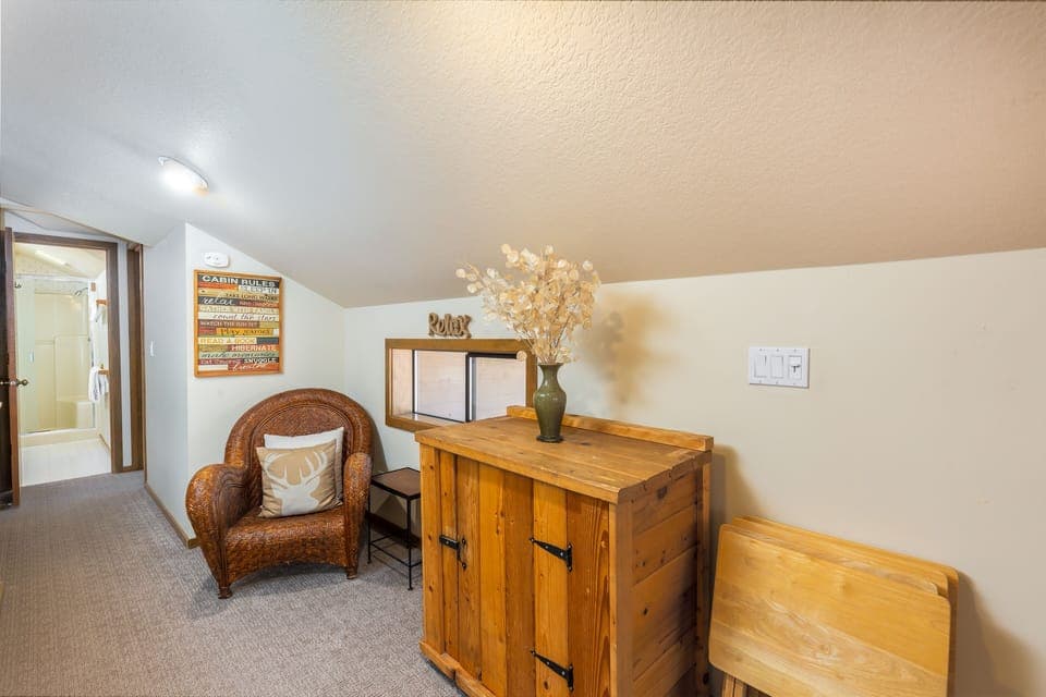 Loft Bonus Room w/ TV - Two Futons - Upstairs