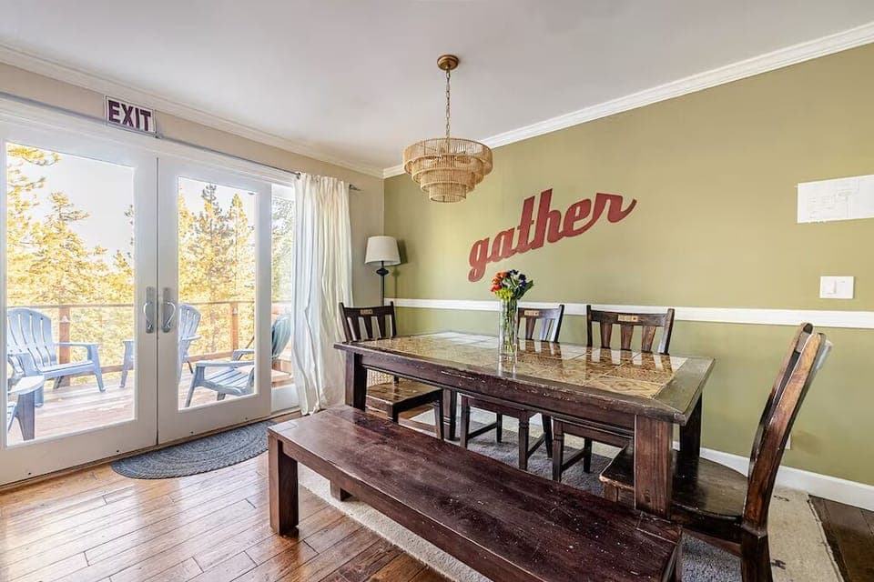 dinning area with great moutain views