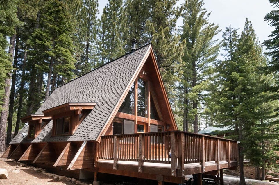 Cabin in the forest - Daisy's Delight is set back from the road for privacy