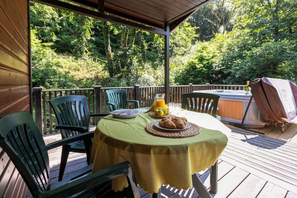 Riverside Hot Tub Lodge