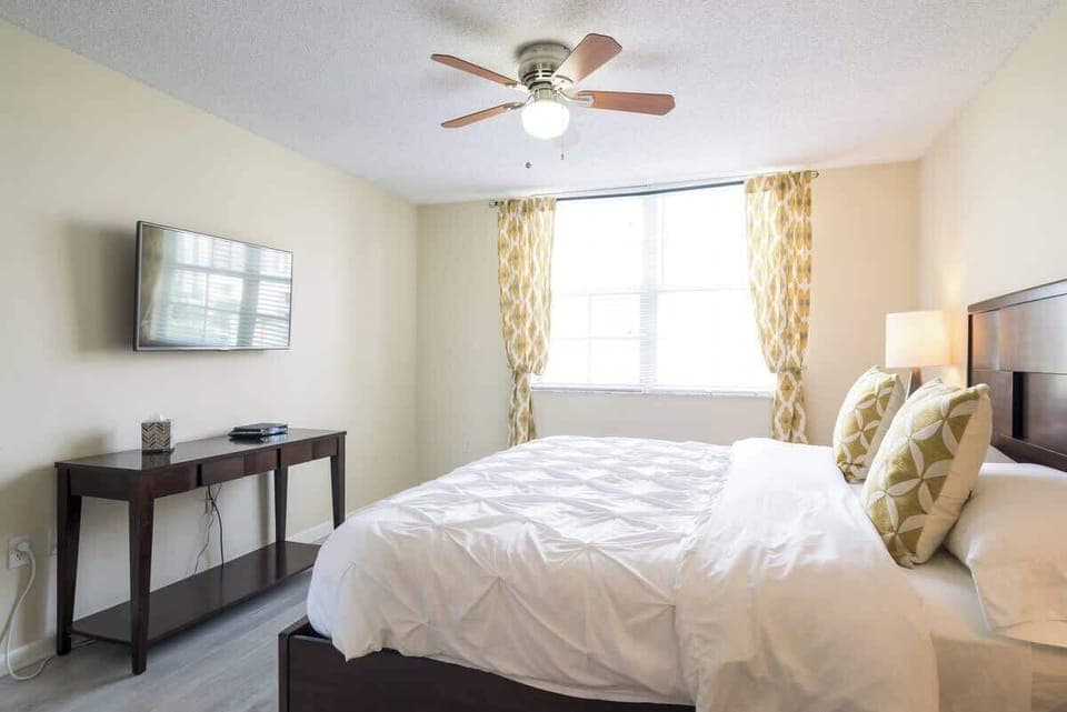 🌼 Enjoy restful nights in this cheerful vacation rental—bright space, soft linens & relaxing ambiance.