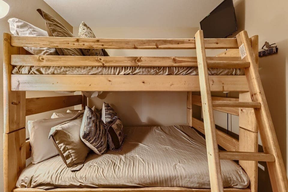PP311 Den Bunk Room