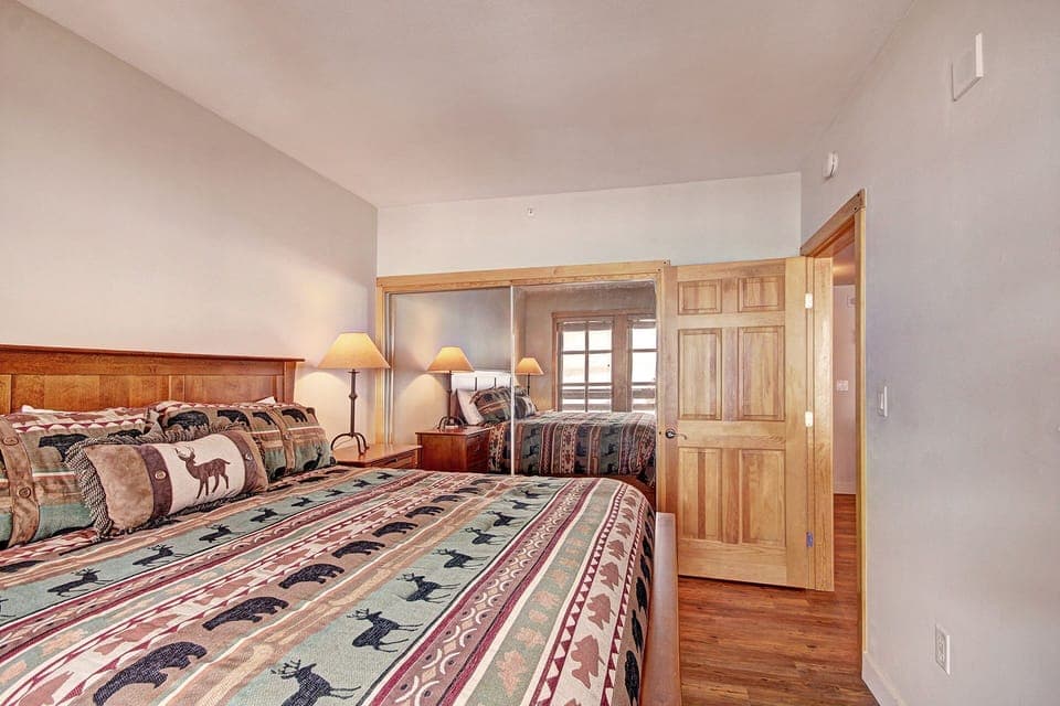 The bedroom features a large mirrored closet.