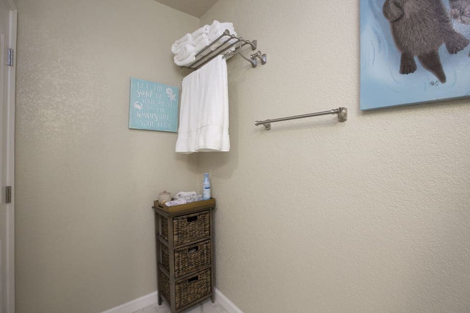 3 sets of towels for each guest. Lots is amenities in the selves 