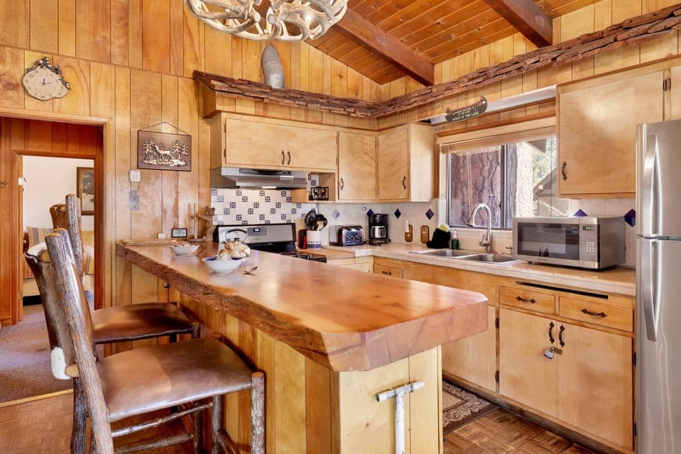 This cozy kitchen features warm wood finishes, open shelving, and vintage-inspired fixtures. A perfect blend of character and functionality.
