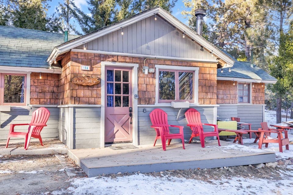 Enjoy a relaxing evening with a view of the lake and the other cabins around.