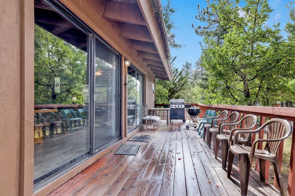 Private outdoor deck, with a BBQ surrounded by tall pines, perfect for relaxing under the trees after a day of adventure—enjoy peaceful forest views, fresh air, and a truly rejuvenating stay.