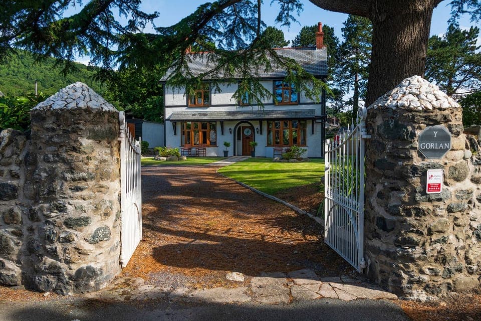 5 bed all ensuite detached luxury house in the heart of picturesque Rowen.  