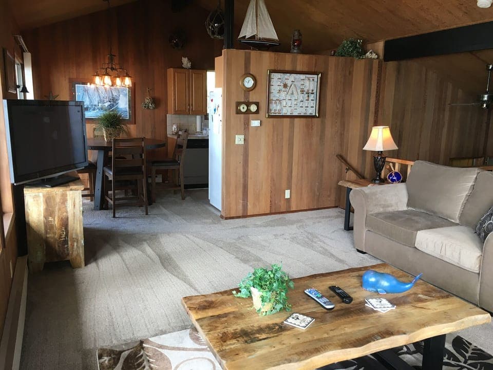 Living room with plenty of space to enjoy or relax