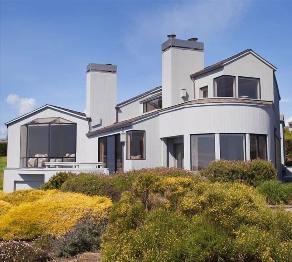 Enter this house and expect to be amazed by the power and beauty of the ocean!!