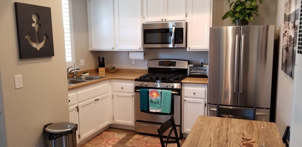 DropMyPin. co m Full kitchen, granite counters & stainless steel appliances.