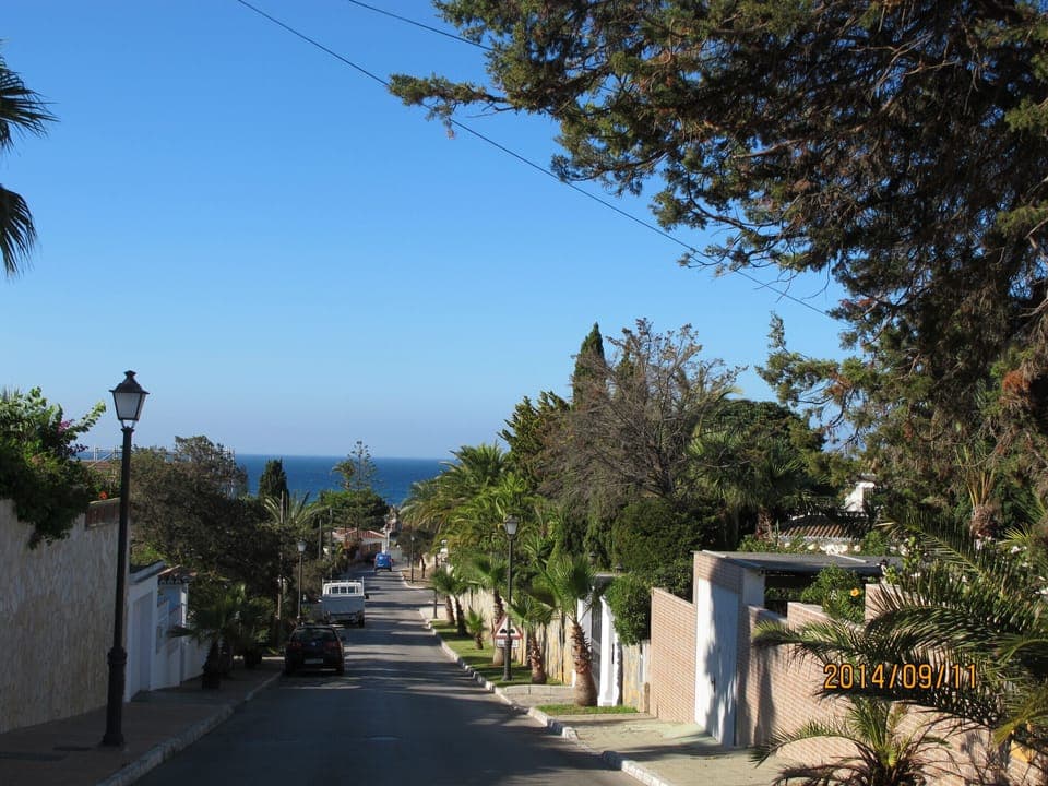 The streets down to the beach are calm, wide and beautiful to stroll 