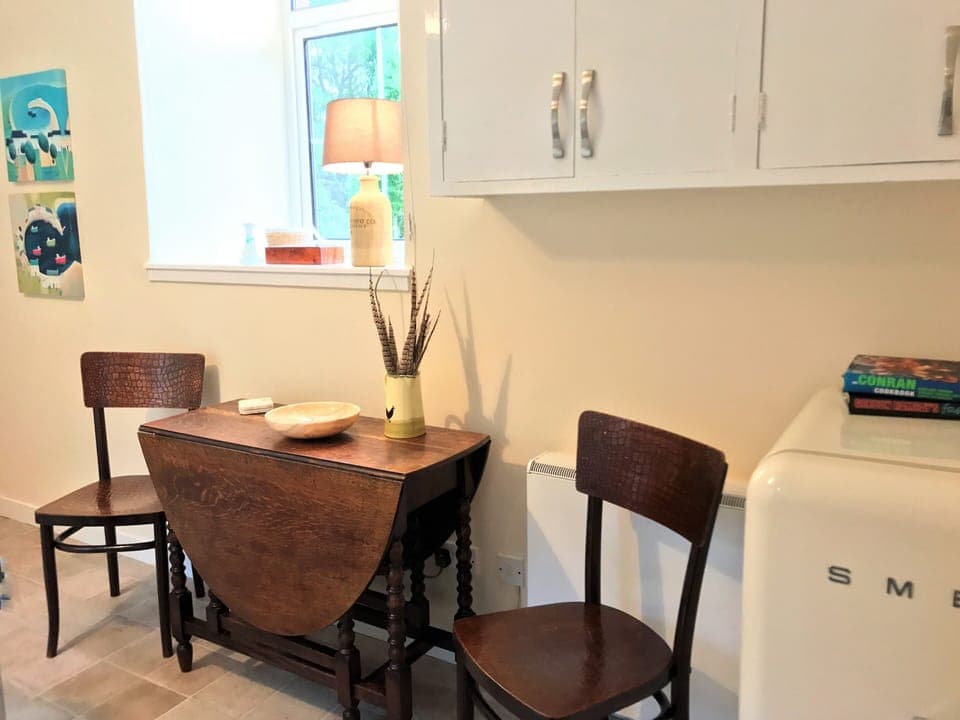 Bright kitchen dining with everything for 2 plus 2 guests!