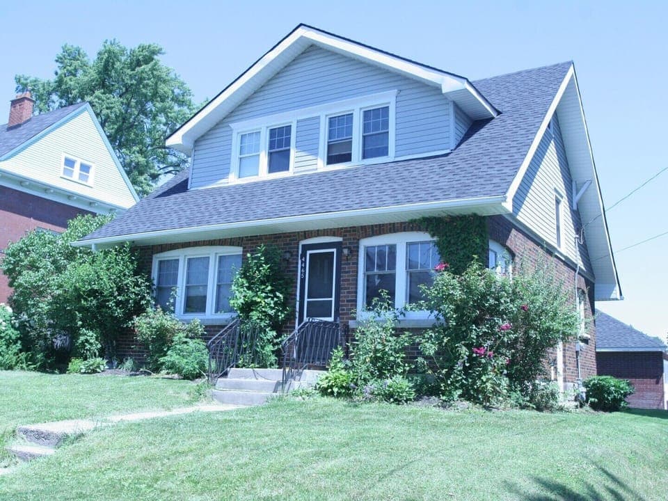 Eastwood Tourist Lodge is located directly adjacent to our main Niagara Grandview Manor building.