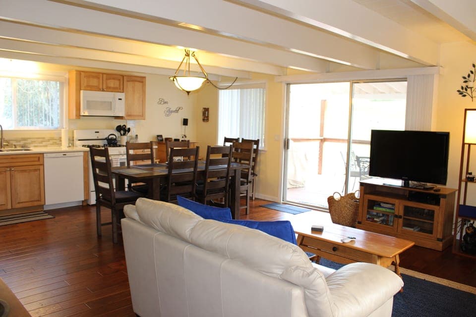 View as you walk in to the open floor plan