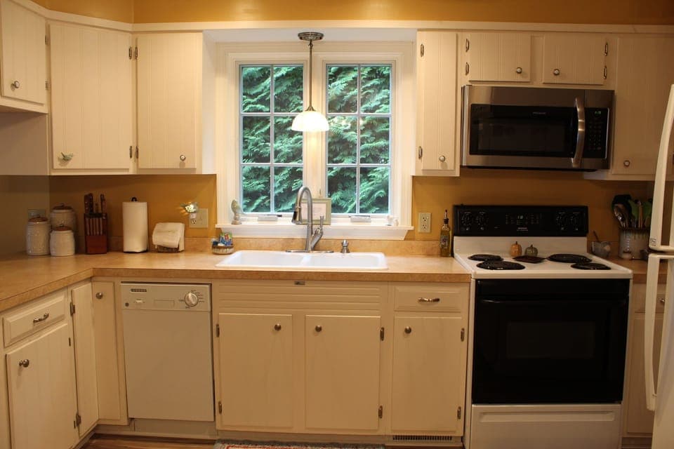 Fully stocked kitchen!