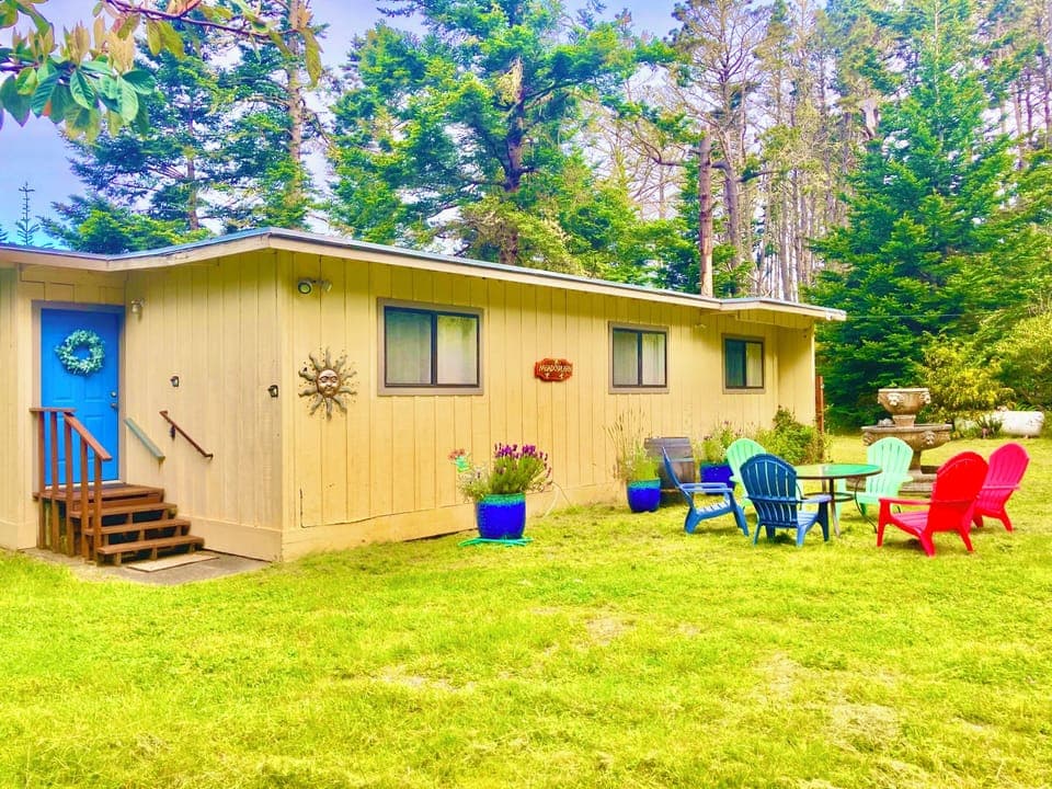 3 Bedroom Meadowlark Farmhouse with fountain and outdoor seating