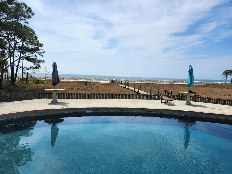 Beautiful swimming pool with a view!