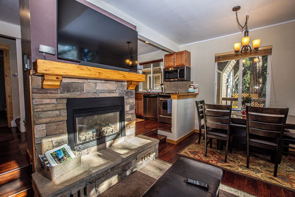 Dollar Hill II 61 - Living Area TV and Fireplace