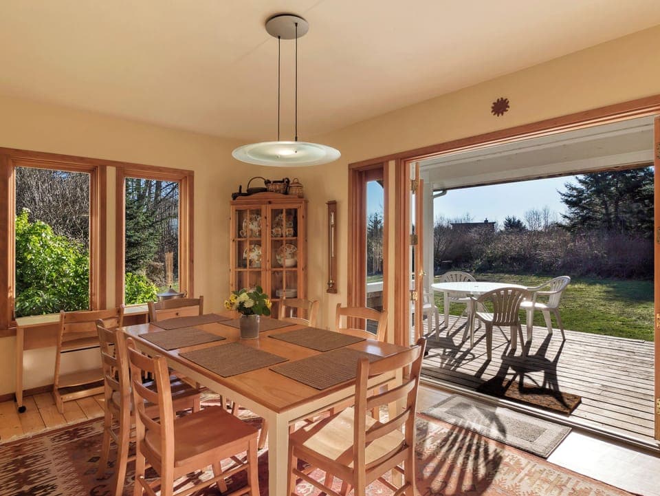 seating space for up to 8 people