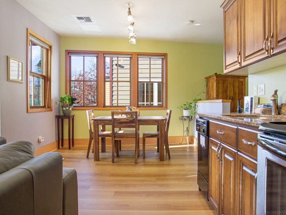 King bed, propane fireplace, full kitchen and Satellite TV in this pet friendly property. 

Pre-approved pet permitted - 60 lbs or less. 1 dog per reservation