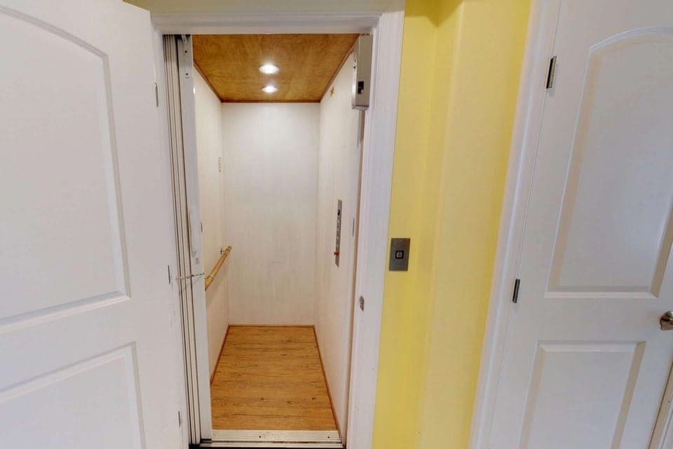 Elevator for your convenience. No worries about hauling up your luggage/groceries!