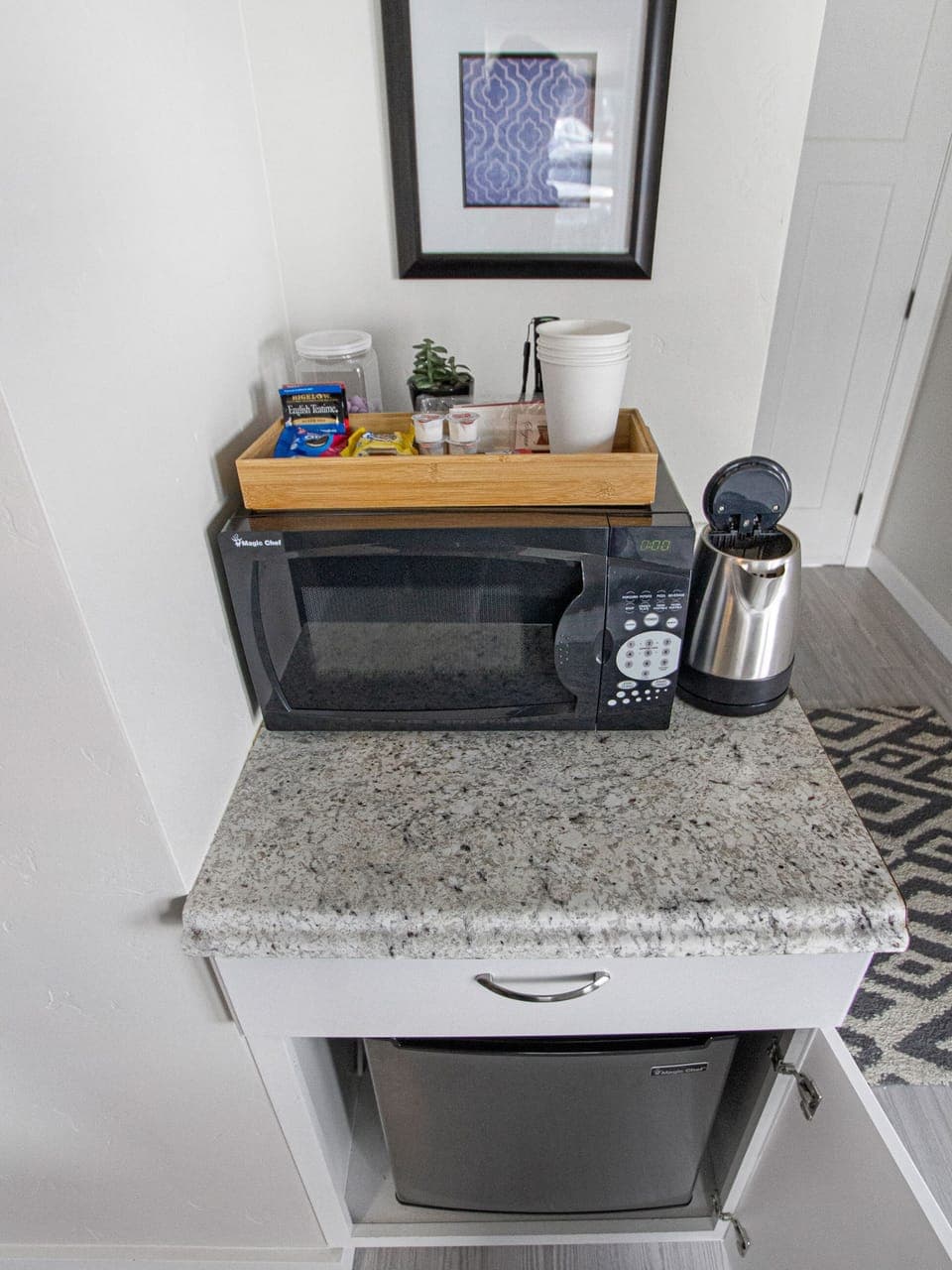 Enjoy the Mini fridge, microwave, water boiler at Cannery Inn

A welcome pack of coffee, tea and snacks are made available upon check in.