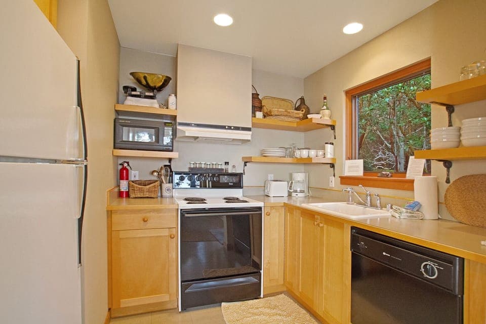 The fully equipped kitchen has everything you need to prepare your meals.