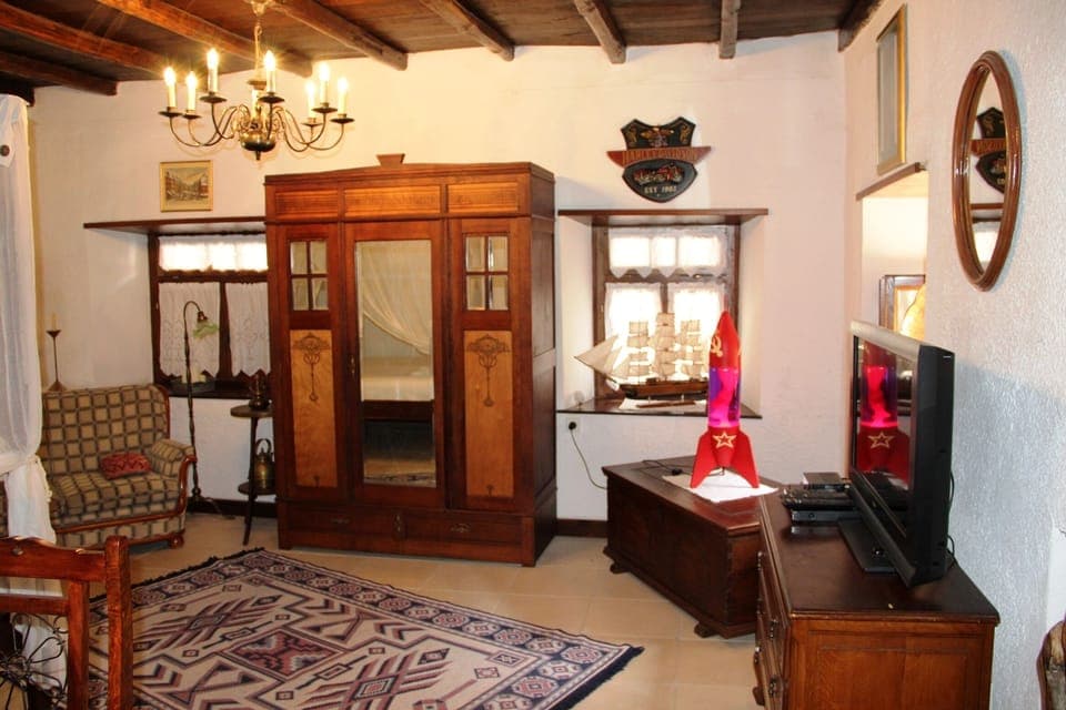 ANTIQUE FURNITURE AND DECORATION