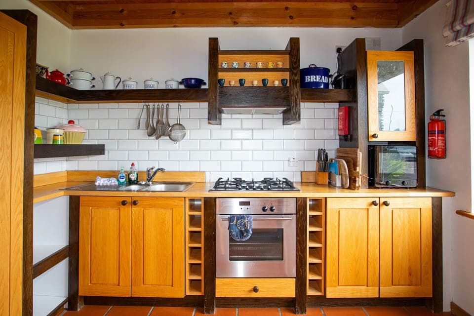 Stone Cottage Holiday Home, Sustainable Seaside Self-Catering Green Holiday Home Available in Ballinskelligs, County Kerry