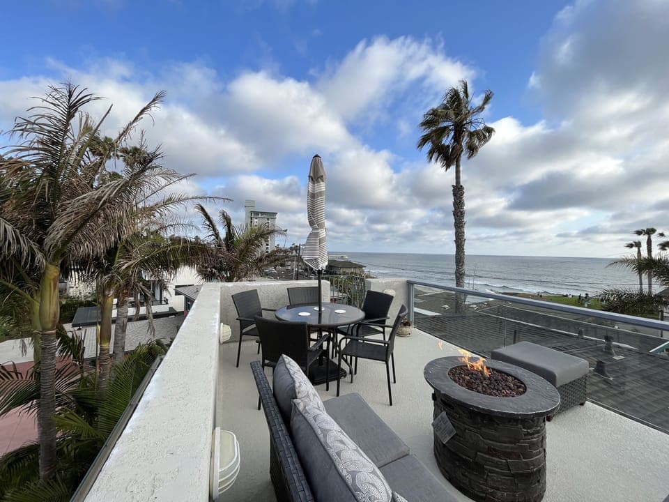 Spectacular views from the roof deck, the perfect sunbathing spot, or stargazing